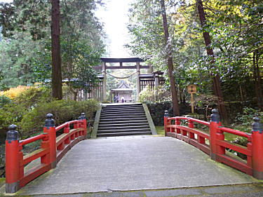 神社の赤い橋