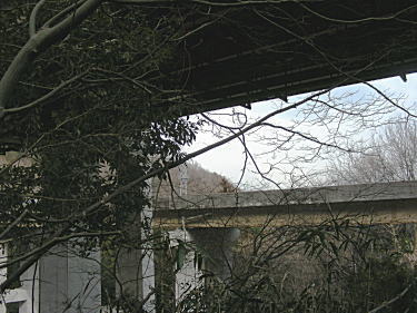 中央自動車道下