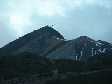 剣ヶ峰 矢印の先は鳥居