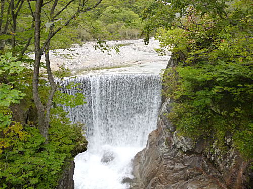 湯檜曽川が流れ落ちます
