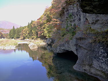 屏風岩の下部は洞窟?