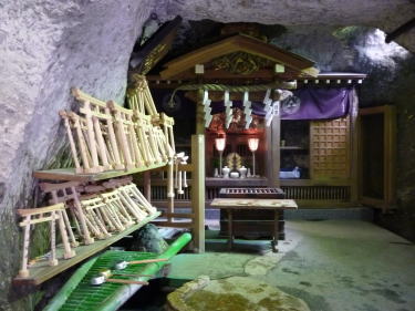 銭洗弁天奥宮