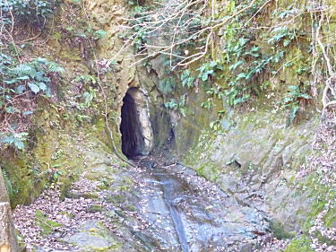 岩の穴から水の流れ