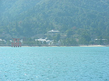 厳島神社の鳥居が見えてきました