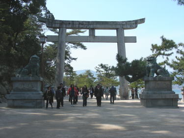 石の鳥居と狛犬