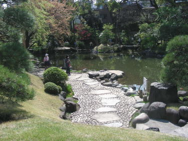池のほとりに下りてみます。