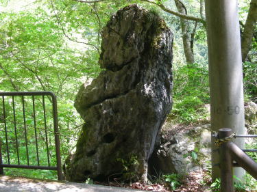 弁慶の腕抜き岩