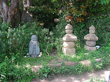 山頂の石塔とお地蔵様