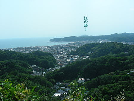 稲村ケ崎の向こうに江の島がうっすら見えています。