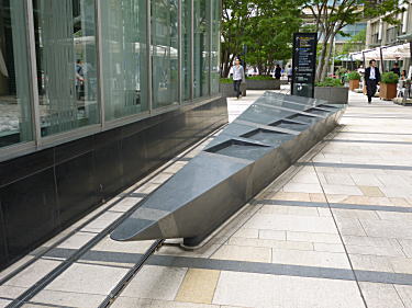 地下鉄六本木駅横のオブジェ