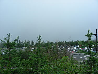 残念ながら眼下は雲の中