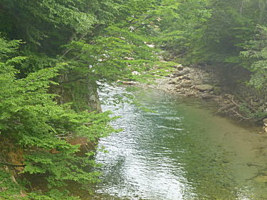 湯檜曽川を渡ります。