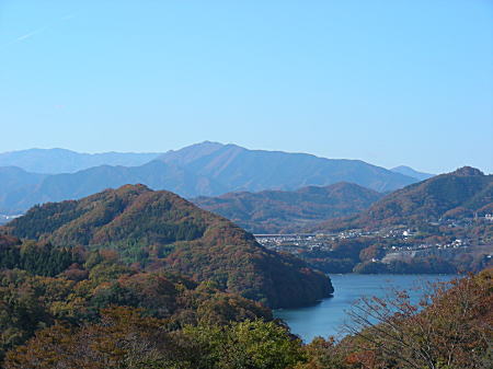 相模湖と陣馬山
