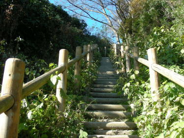 急な階段を登って、向こうへ下ります