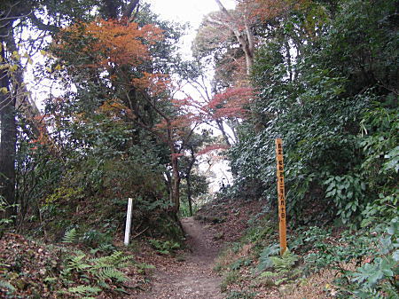 道標のある坂。