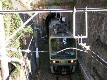 極楽洞から出てくる江ノ電