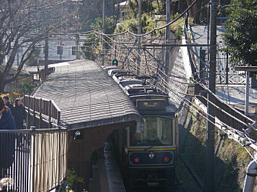 極楽寺駅のホームの藤沢行き電車