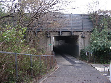 横浜横須賀道路ガード