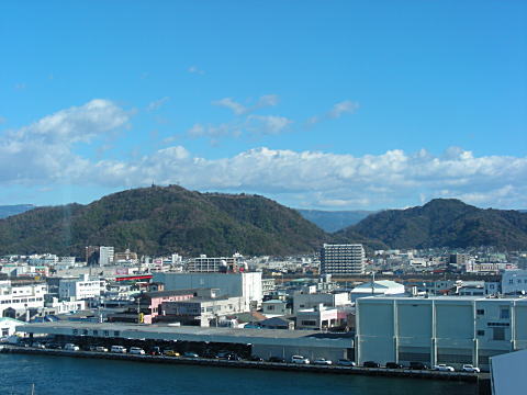 香貫山、右は横山