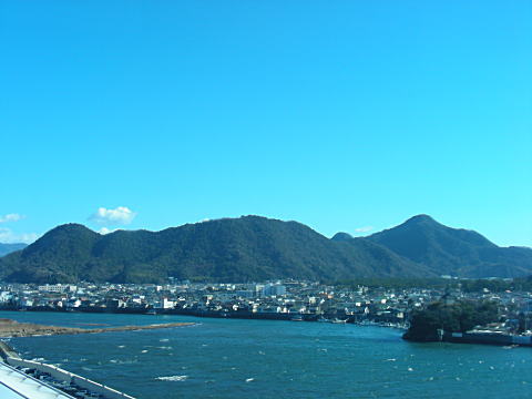 徳倉山、右は鷲頭山