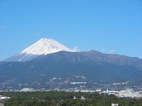 富士山、手前は愛鷹山