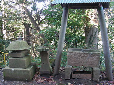 秋葉神社 石の手水鉢