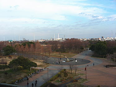 駅のホームから公園を見下ろします