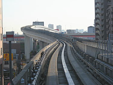 荒川を渡る