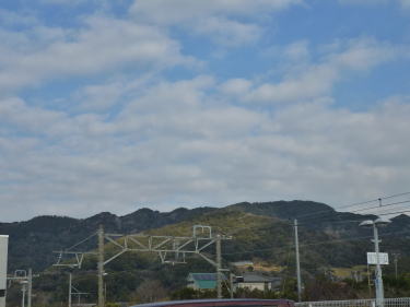 鋸山の尾根が見えます。