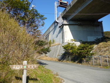 富津館山道路の高架下をくぐります。