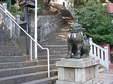 吽(うん)の狛犬