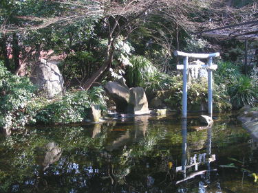 弁財天社の池