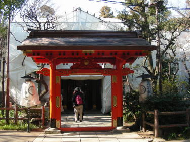 丹塗りの門
