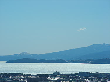 手前は真鶴半島