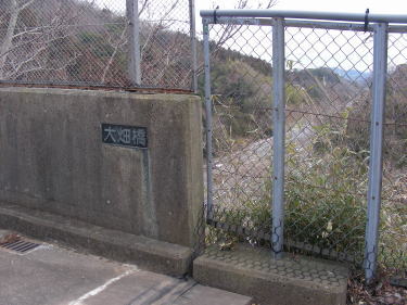 横浜横須賀道路を渡ります。