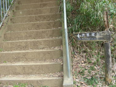 渡った所の階段を登ります。