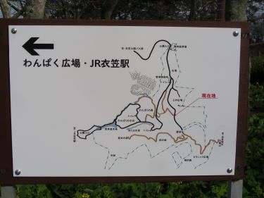 JR衣笠駅への案内板。