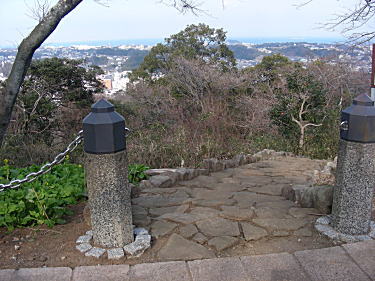 案内板横から下ります。