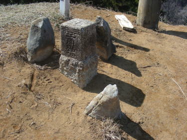 石に囲まれた三角点