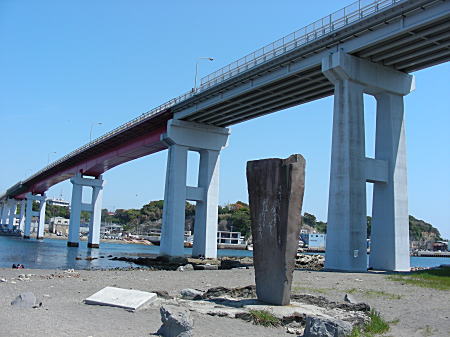 白秋碑と城ケ島大橋