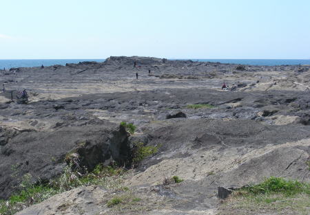 岩と砂で歩きにくい。