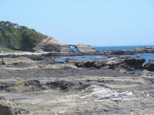 遠くに馬の背の洞門が見えてきました