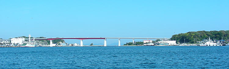 船から見た城ケ島大橋