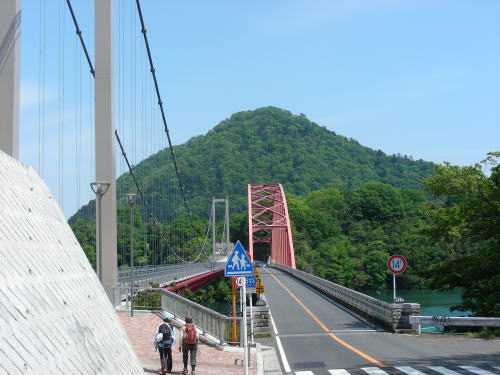 三井そよかぜ橋。真正面が津久井城山