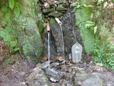 山の水