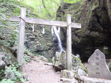 綾広の滝鳥居
