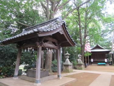 手水舎と神楽殿