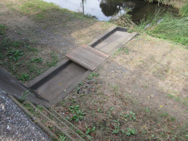 調整池への通路