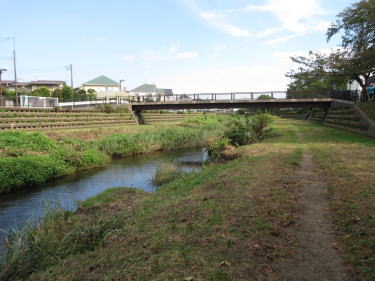 川岸の道はまだまだ続きます