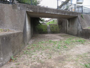 増水した時の調整池へ流すようになっています。1